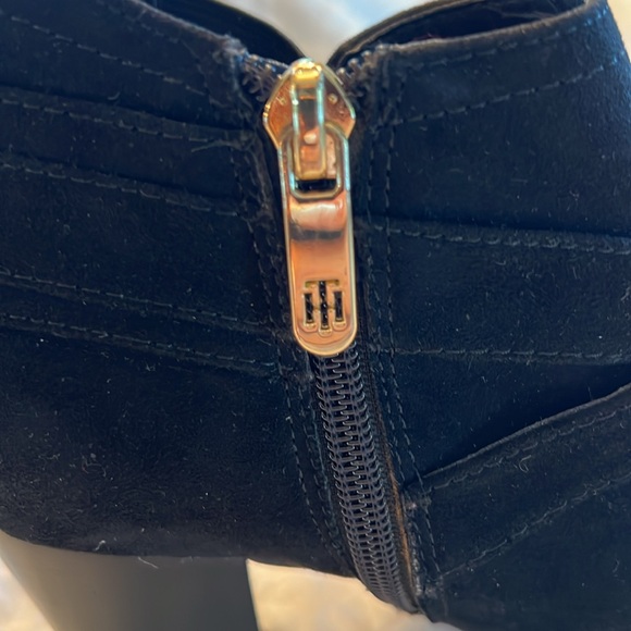 NWOT black Tommy Hilfiger black suede booties sz 7.5 - Picture 3 of 5